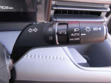 アダプティブLEDヘッドライトシステムは、照射パターンを変化させて対向車や先行車が眩しくならないようにハイビームをキープすることで、良好な視界を確保します。
