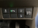 ハンドルの右側にはヘットライトリベライザーとHondaセンシング用のメインスイッチがついています。ヘッドライトリベライザーは道路状況や積荷の加重に応じてライトの高さを調節できます。