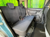 後部座席も気になるようなキズ・汚れやへたり等、大きなダメージはなく、良好な状態です。