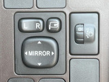 【電動格納ミラー】サイドミラーは電動格納式となっており、狭い駐車場でもキズがつくリスクを抑えられます。