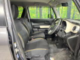 運転席まわりには十分なスペースがあり、大柄な方でもゆったり運転していただける環境です。