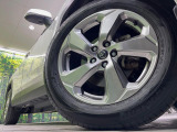 外観にマッチした純正アルミホイールを装着しております。各種社外アルミホイールや、スタッドレスタイヤも取扱いしております。是非ご相談ください♪