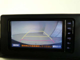 バックガイドモニター付き。車両後方の映像をナビ画面に表示し、駐車などの後退操作をサポートします。