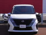 プロパイロット 2.0では同一車線内でハンズオフが可能となり、ドライバーの運転操作を幅広く支援します。高速道路の本線に合流するとナビ連動ルート走行を開始します。