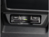 ETC2.0が装備されております!運転席 右側にビルトインカバーで装着されております!高速道路利用時の自動精算機!渋滞情報を取得しナビゲーションと連動!道路状況の提供や迂回路の提案等も行います!!