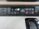 オートエアコンは操作が楽々♪フロント左右シートヒーターも装備しています。USBジャック付きです。