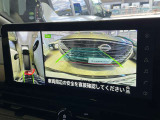 ギアをバックに入れるとナビ画面に、まるで雲の上から覗いているような映像が映り、駐車をサポートしてくれます!