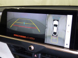 パノラミックビューモニターを装備。駐車場や交差点でクルマを真上から見るように周囲を確認できます。機能の詳細は販売店スタッフまでおたずねください。