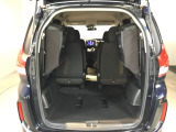 トランクの広さは、どうです、たくさんの荷物が積めますよ。3列目シートは跳ね上げ式で収納が可能です。荷室が広くなり大きな荷物も積みやすくなります。買い物やアウトドアなど荷物が多い場面で便利です。