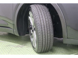 タイヤサイズ 225/45R21。