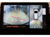 パノラミックビューモニター付きです。車両を上から見たような映像をディスプレイ画面上に表示。運転席からの目視だけでは見にくい、車両周辺の状況をリアルタイムでしっかり確認できます。