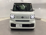 【LEDヘッドライト】が装備されています。夜間走行時や雨の日に明るく安全に前方を照らすことが出来ます。対向車からも見えやすいので相手に接近を知らせることも出来ます。