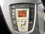 【オートエアコン】一度お好みの温度に設定すれば、車内の温度を検知し風量や温度を自動で調整。暑い&hellip;寒い&hellip;と何度もスイッチ操作をする必要はありません。快適な車内空間には必須の機能ですね♪
