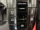 電動パーキング、ドライブモード等のスイッチ類の集中して配備されてます。