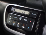 フルオートエアコンが装備されています!お好みの温度設定をするだけでエアコンの風量やモードの切り替えを自動でコントロールしてくれます!ユーザーの操作が少なく燃費走行にもつながります!