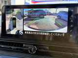 クルマを上空から見下ろしているような映像が画面に映し出されます。ミラーだけでは見え辛い箇所も含め、ひと目で周囲の状況がわかるためスムースに駐車できますね。安全な駐車の手助けになります!