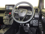 運転席まわりです。 各操作スイッチは使いやすい位置に配置されてます。