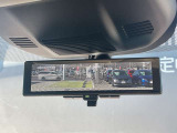 車両後方のカメラ映像をミラー面に映し出すので車内の状況や天候に左右されず後方視界を得られます。