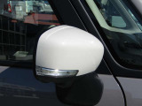 電動格納ミラーです。運転席のボタン一つで開閉から角度調整まで操作せきるので、とても便利♪ウインカーとミラーが一体になっているデザインもおしゃれです。