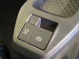 【電動パーキングブレーキ】パーキングブレーキは便利な電動式!ボタン一つで操作でき、アクセルを踏めば自動で解除されます♪レバーやペダルが無いので運転席廻りもすっきりしますね♪