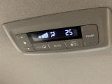 ルーフ中央にエアコン操作パネルがついていますので、2列目・3列目にお乗りの方も快適に過ごせます。