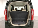 開口部も広く荷物の積み下ろしもしやすいお車となっております。シートの背もたれは5:5の割合で背もたれを可倒でき、前後のシートスライドもできるので荷室をひろげることができます。