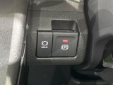 【電動パーキングブレーキ】パーキングブレーキは便利な電動式!ボタン一つで操作でき、アクセルを踏めば自動で解除されます♪レバーやペダルが無いので運転席廻りもすっきりしますね♪