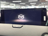 【12.3インチマツダコネクト】車内の雰囲気にマッチした大型ディスプレイ。スマホ接続でのナビ使用やBluetooth再生等、様々な機能が楽しめます。直感的なダイヤル操作が可能で、使い勝手も良好です。