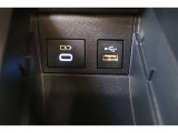 データ通信/給電用と、給電用(Type-C)のUSBポートも装備されています。車内にあると便利なアイテムですね!