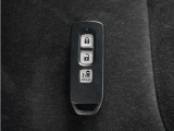 ◆スマートキー◆カギをバッグやポケットに入れたままでもドアロックの開閉ができる『スマートキー』付き!雨天や暗くなってもカギを取り出す必要がなくドアの開錠&エンジンも始動できます