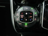 左右独立温度コントロールフルオートエアコンです。運転席、助手席それぞれで独立して温度設定ができます。冷え性の方が乗っても安心ですね♪
