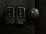 スマートキーを装備しています。鍵を差し込むことなくドアロックの開け閉めと、スタートボタン操作でのエンジンスタートができます。加えて、純正リモコンエンジンスターター用の操作キーもついています。