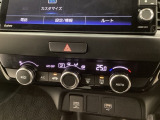 オートエアコンがついてますので、お好みの温度をセットするだけで風の強さや風量を自動で調整します。スイッチやダイヤル類も簡単操作で快適に過ごせます。