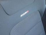NISMO専用スエード調スポーツシート(nismoロゴ入り、レッドステッチ付)&ドアトリムクロス