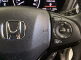 ハンドルにHondaセンシング系のクルーズコントロールやレーンキープアシストなどのスイッチが装備されています。ハンドルから手を離さず安全に操作できます。