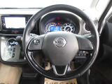 運転が楽しくなる明るく開放的な運転席まわりです。
