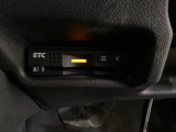 ハンドルの左下にETCがついています。高速道路の料金所の通過も楽々です。 カードの取り出しもしやすい場所についています。