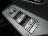 パワーウィンドウは運転席のスイッチのみオート機能も装備されております。ウィンドウロックも装備されているので、お子様と一緒の時も安心ですね。