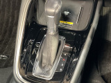 自然に手が届く距離に配置されたシフトレバー。