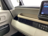スマートフォンなどの充電に便利なUSBジャック。運転席からも助手席からも使いやすいです。