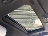 【サンルーフ】開放感たっぷりの希少装備、サンルーフが装着されています!車内に明かりを取り入れたり景色を楽しむ以外にも、車内の空気も簡単に換気できて快適です!