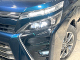 【LEDヘッドライト】悪天候や夜間走行時も良好な視界を確保し安心して運転できる高輝度LEDヘッドライトを装備!点灯速度が早く、消費電力も抑えられています。