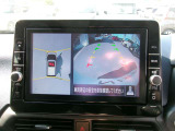 アラウンドビュ-モニタ-装備。上から見下ろしているような映像が表示されるので、車庫入れ時も安心です!