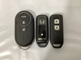 スマートキーを装備しています。鍵を差し込むことなくドアロックの開け閉めと、スタートボタン操作でのエンジンスタートができます。加えて、純正リモコンエンジンスターター用の操作キーもついています。