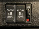 【両側パワースライドドア】両側がパワースライドドアになっており、運転席のスイッチやスマートキーでも開閉が可能です!開口部も広いので乗り降りも楽々♪