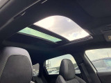 ◆パノラミックサンルーフ/ガラスルーフが、前席と後席にひときわの明るさと開放感をもたらします/ワンタッチ開閉機能のほか後端がポップアップできます/挟み込み防止機能◆