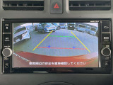 バックビューモニター映像。黄色い線は車幅・赤色はバンパーまでの距離が約50センチです。