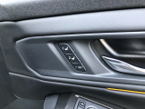 【ドライビングポジションシステム】運転席の高さ・前後スライド・リクライニングの設定を、2名分まで記憶・呼び出しが可能です!