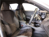 【コックピットシート】BMW車の主役席。車体中央にくる様に配置し車両重心とが一致する事でドライバーと車との一体感あるドライビングを実現。人間工学に基づき形成した形状が長時間のドライブ疲労も軽減します!