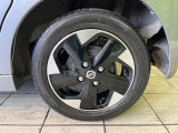 【純正アルミホイール】外観にマッチした純正アルミホイールを装着しております。各種社外アルミホイールや、スタッドレスタイヤも取扱いしております。是非ご相談ください♪